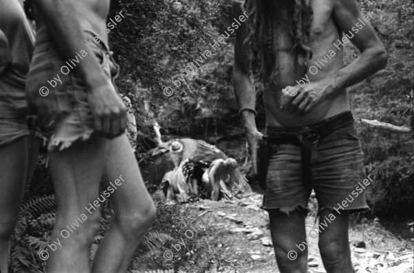 Image of sheet 19900560 photo 11: Mann trägt TV Bäckerei. Indianisches Schwitzbad im Wald. Ein Schaf wurde für Regis der Hippie mit den Dreadlocks geschächtet. Die Stücke werden über der Glut wo die Steine für die Sauna schmoren, gebraten. Kind. Daniel Kesselring.  Nackte Männer Piramide im Fluss. Sauna Baum. Trockenheit. Daniel Kesselring und Jaques. Tankstelle verostet. Saint Affrique Frayssinous
Frankreich 1990