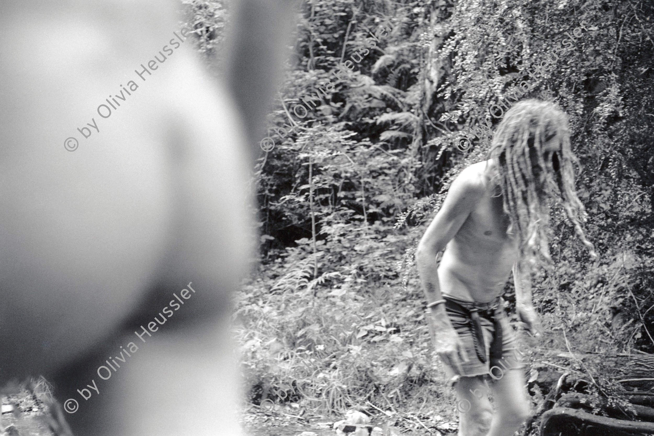 Image of sheet 19900560 photo 12: © 1990, Olivia Heussler / www.clic.li
Indianisches Schwitzbad mit nackten Hippies und Autonome Naturfreaks im Wald.  Regis der Hippie mit den Dreadlocks Nackte Männer Saint Affrique Frayssinous
Frankreich 1990 France √
France Hippies freaks ausssteiger dread locks fyer place cohle nacked men man stones meat grilled Europe