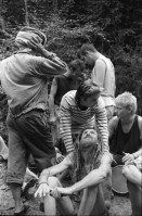 Image of sheet 19900560 photo 19: Mann trägt TV Bäckerei. Indianisches Schwitzbad im Wald. Ein Schaf wurde für Regis der Hippie mit den Dreadlocks geschächtet. Die Stücke werden über der Glut wo die Steine für die Sauna schmoren, gebraten. Kind. Daniel Kesselring.  Nackte Männer Piramide im Fluss. Sauna Baum. Trockenheit. Daniel Kesselring und Jaques. Tankstelle verostet. Saint Affrique Frayssinous
Frankreich 1990