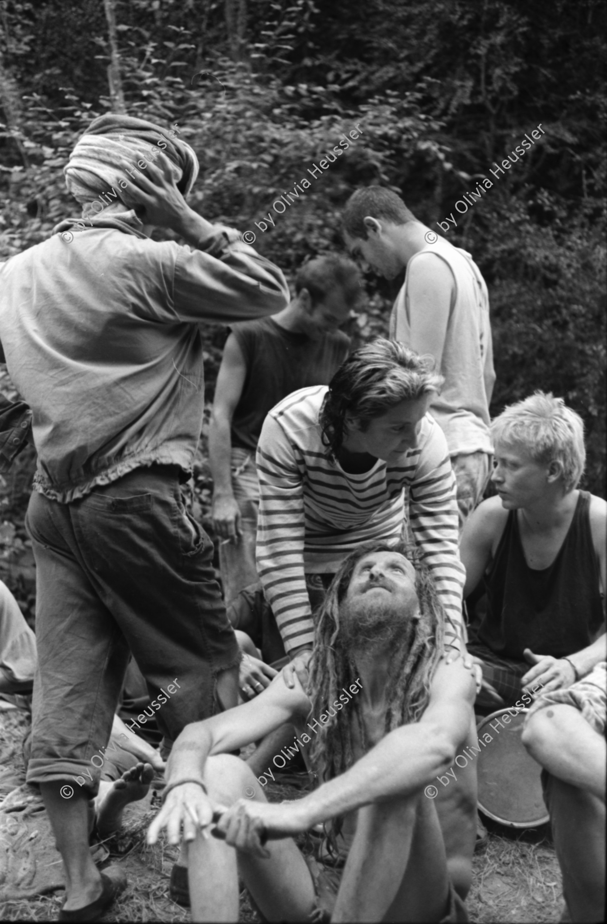 Image of sheet 19900560 photo 19: Mann trägt TV Bäckerei. Indianisches Schwitzbad im Wald. Ein Schaf wurde für Regis der Hippie mit den Dreadlocks geschächtet. Die Stücke werden über der Glut wo die Steine für die Sauna schmoren, gebraten. Kind. Daniel Kesselring.  Nackte Männer Piramide im Fluss. Sauna Baum. Trockenheit. Daniel Kesselring und Jaques. Tankstelle verostet. Saint Affrique Frayssinous
Frankreich 1990