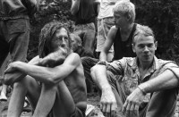Image of sheet 19900560 photo 21: Mann trägt TV Bäckerei. Indianisches Schwitzbad im Wald. Ein Schaf wurde für Regis der Hippie mit den Dreadlocks geschächtet. Die Stücke werden über der Glut wo die Steine für die Sauna schmoren, gebraten. Kind. Daniel Kesselring.  Nackte Männer Piramide im Fluss. Sauna Baum. Trockenheit. Daniel Kesselring und Jaques. Tankstelle verostet. Saint Affrique Frayssinous
Frankreich 1990