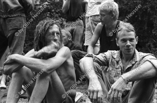 Image of sheet 19900560 photo 21: Mann trägt TV Bäckerei. Indianisches Schwitzbad im Wald. Ein Schaf wurde für Regis der Hippie mit den Dreadlocks geschächtet. Die Stücke werden über der Glut wo die Steine für die Sauna schmoren, gebraten. Kind. Daniel Kesselring.  Nackte Männer Piramide im Fluss. Sauna Baum. Trockenheit. Daniel Kesselring und Jaques. Tankstelle verostet. Saint Affrique Frayssinous
Frankreich 1990