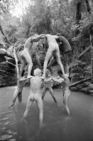 Image of sheet 19900560 photo 25: Mann trägt TV Bäckerei. Indianisches Schwitzbad im Wald. Ein Schaf wurde für Regis der Hippie mit den Dreadlocks geschächtet. Die Stücke werden über der Glut wo die Steine für die Sauna schmoren, gebraten. Kind. Daniel Kesselring.  Nackte Männer Piramide im Fluss. Sauna Baum. Trockenheit. Daniel Kesselring und Jaques. Tankstelle verostet. Saint Affrique Frayssinous
Frankreich 1990