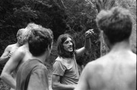 Image of sheet 19900560 photo 29: Mann trägt TV Bäckerei. Indianisches Schwitzbad im Wald. Ein Schaf wurde für Regis der Hippie mit den Dreadlocks geschächtet. Die Stücke werden über der Glut wo die Steine für die Sauna schmoren, gebraten. Kind. Daniel Kesselring.  Nackte Männer Piramide im Fluss. Sauna Baum. Trockenheit. Daniel Kesselring und Jaques. Tankstelle verostet. Saint Affrique Frayssinous
Frankreich 1990
