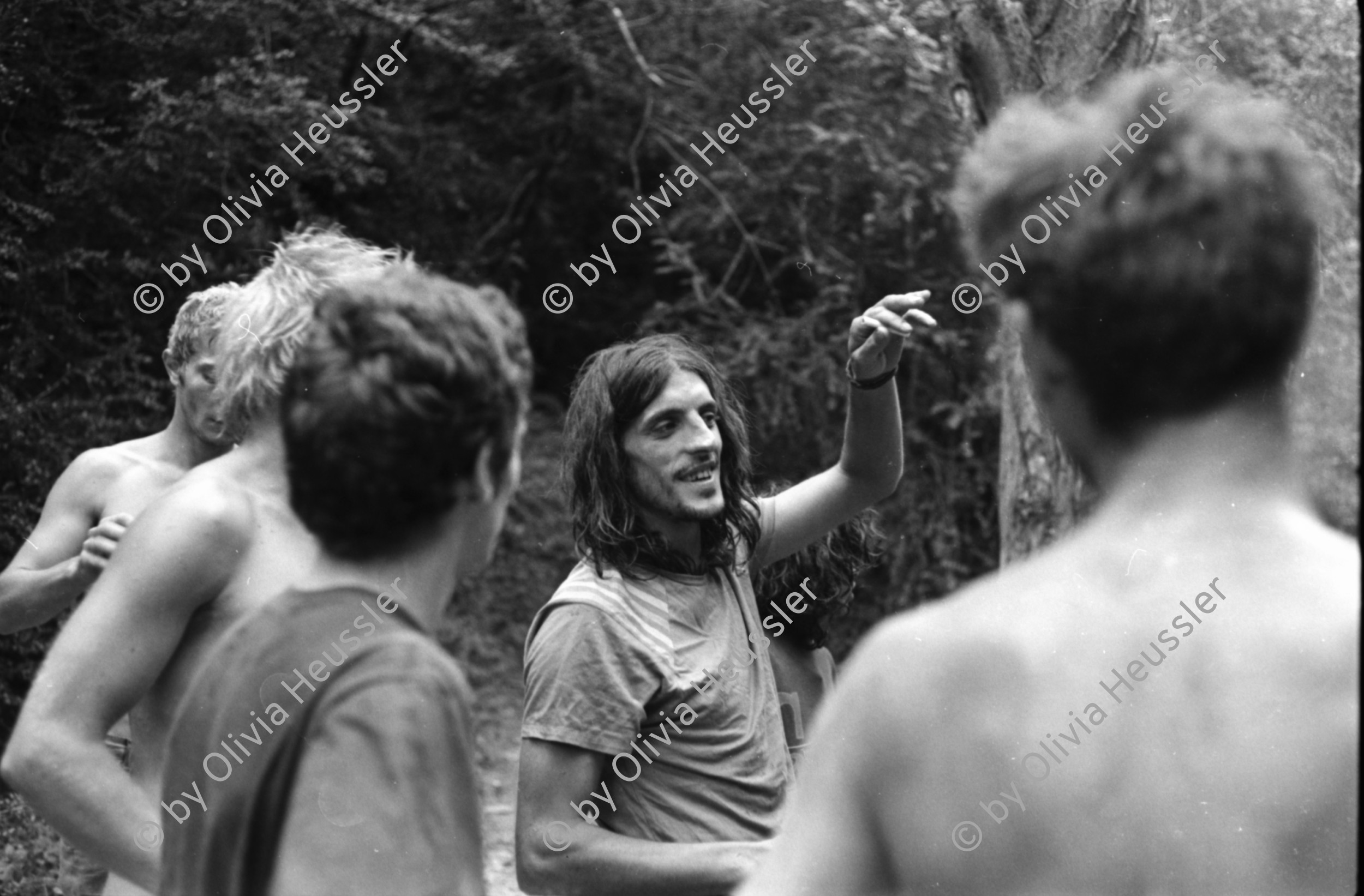 Image of sheet 19900560 photo 29: Mann trägt TV Bäckerei. Indianisches Schwitzbad im Wald. Ein Schaf wurde für Regis der Hippie mit den Dreadlocks geschächtet. Die Stücke werden über der Glut wo die Steine für die Sauna schmoren, gebraten. Kind. Daniel Kesselring.  Nackte Männer Piramide im Fluss. Sauna Baum. Trockenheit. Daniel Kesselring und Jaques. Tankstelle verostet. Saint Affrique Frayssinous
Frankreich 1990