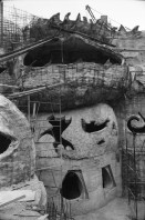 Image of sheet 19900570 photo 26: Das Haus. Die Küche mit Kuchen. Markus , Riti Sharma Grabungen. Garten. Wasser. Bei Michel in Avignon, sein Haus. Daniel Kesselring. Das Haus ist mit Recycling Material von Hand gefertigt. Michel hat es selber gezeichnet. Portrait Michel und Daniel. France Frankreich 1990 Saint- Affrique