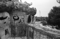 Image of sheet 19900570 photo 28: Das Haus. Die Küche mit Kuchen. Markus , Riti Sharma Grabungen. Garten. Wasser. Bei Michel in Avignon, sein Haus. Daniel Kesselring. Das Haus ist mit Recycling Material von Hand gefertigt. Michel hat es selber gezeichnet. Portrait Michel und Daniel. France Frankreich 1990 Saint- Affrique