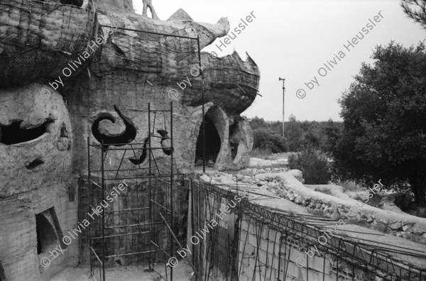 Image of sheet 19900570 photo 28: Das Haus. Die Küche mit Kuchen. Markus , Riti Sharma Grabungen. Garten. Wasser. Bei Michel in Avignon, sein Haus. Daniel Kesselring. Das Haus ist mit Recycling Material von Hand gefertigt. Michel hat es selber gezeichnet. Portrait Michel und Daniel. France Frankreich 1990 Saint- Affrique