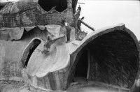 Image of sheet 19900570 photo 30: Das Haus. Die Küche mit Kuchen. Markus , Riti Sharma Grabungen. Garten. Wasser. Bei Michel in Avignon, sein Haus. Daniel Kesselring. Das Haus ist mit Recycling Material von Hand gefertigt. Michel hat es selber gezeichnet. Portrait Michel und Daniel. France Frankreich 1990 Saint- Affrique
