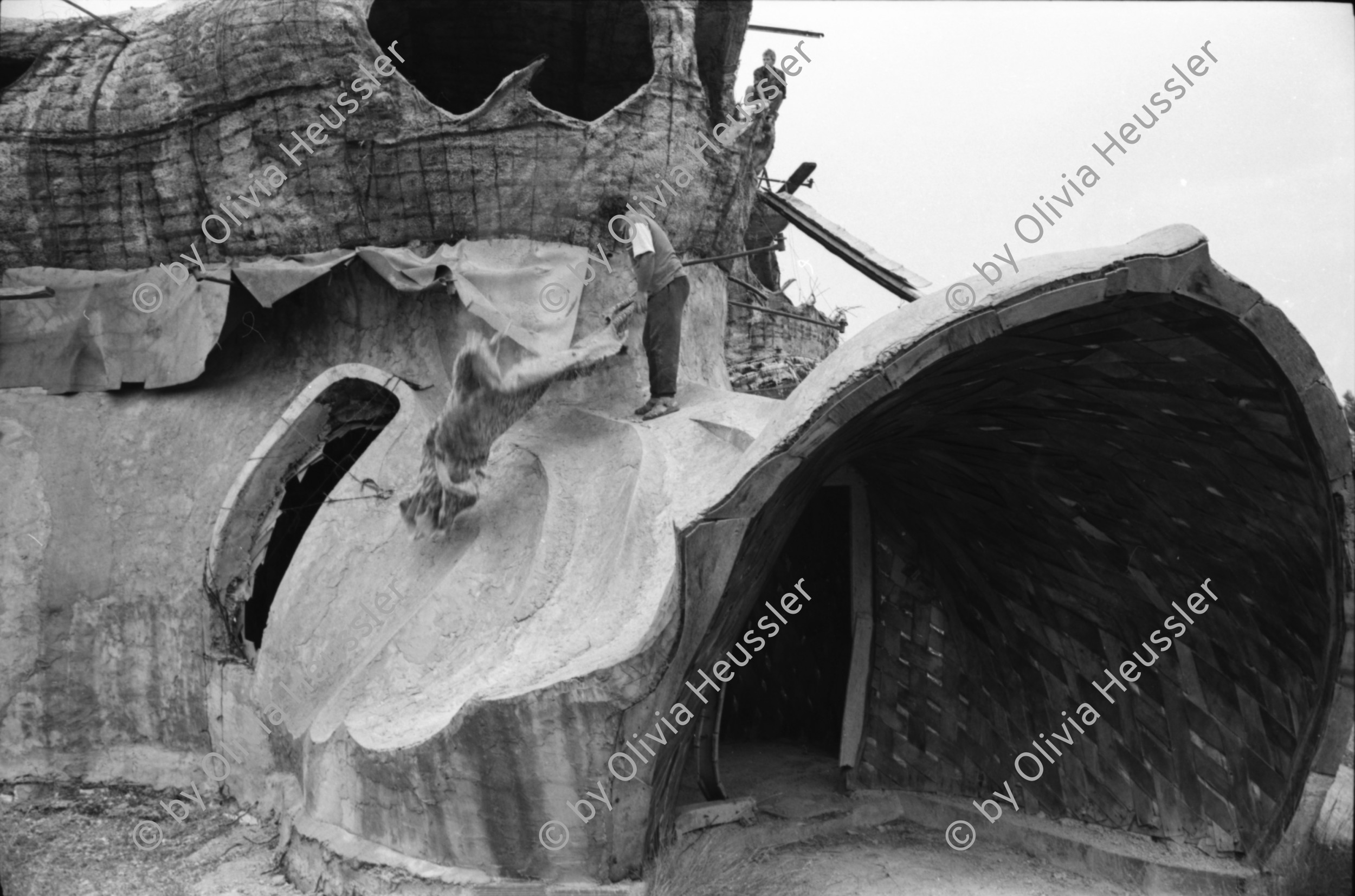 Image of sheet 19900570 photo 30: Das Haus. Die Küche mit Kuchen. Markus , Riti Sharma Grabungen. Garten. Wasser. Bei Michel in Avignon, sein Haus. Daniel Kesselring. Das Haus ist mit Recycling Material von Hand gefertigt. Michel hat es selber gezeichnet. Portrait Michel und Daniel. France Frankreich 1990 Saint- Affrique