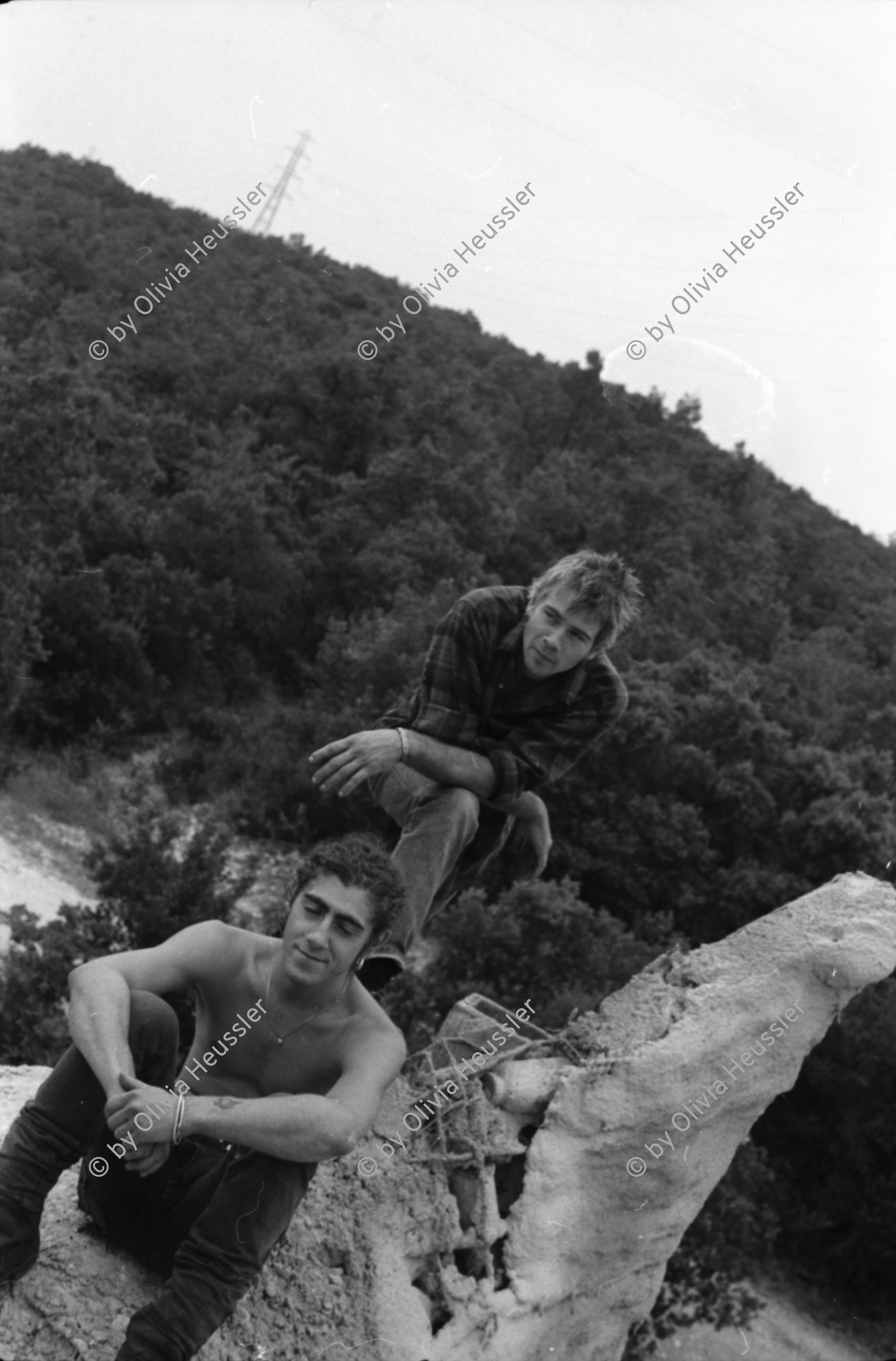 Image of sheet 19900570 photo 34: Das Haus. Die Küche mit Kuchen. Markus , Riti Sharma Grabungen. Garten. Wasser. Bei Michel in Avignon, sein Haus. Daniel Kesselring. Das Haus ist mit Recycling Material von Hand gefertigt. Michel hat es selber gezeichnet. Portrait Michel und Daniel. France Frankreich 1990 Saint- Affrique