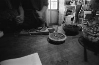 Image of sheet 19900570 photo 4: Das Haus. Die Küche mit Kuchen. Markus , Riti Sharma Grabungen. Garten. Wasser. Bei Michel in Avignon, sein Haus. Daniel Kesselring. Das Haus ist mit Recycling Material von Hand gefertigt. Michel hat es selber gezeichnet. Portrait Michel und Daniel. France Frankreich 1990 Saint- Affrique