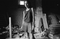 Image of sheet 19900570 photo 6: Das Haus. Die Küche mit Kuchen. Markus , Riti Sharma Grabungen. Garten. Wasser. Bei Michel in Avignon, sein Haus. Daniel Kesselring. Das Haus ist mit Recycling Material von Hand gefertigt. Michel hat es selber gezeichnet. Portrait Michel und Daniel. France Frankreich 1990 Saint- Affrique