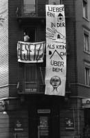 Image of sheet 19900580 photo 7: Transpi: «Lieber ein Haus in der Hand als kein Dach über dem Kopf»