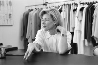 Image of sheet 19900600 photo 0: Portrait Dorothea Vogel, Modedesignerin Mode. ANNEX Avantfashion SA. Kantstr. 15 8044 Zürich für Schweizer Familie mit Cornelia Diethelm, Journalistin. Vor ihren Kleidern am Tisch. Zürich 1990