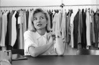 Image of sheet 19900600 photo 3: Portrait Dorothea Vogel, Modedesignerin Mode. ANNEX Avantfashion SA. Kantstr. 15 8044 Zürich für Schweizer Familie mit Cornelia Diethelm, Journalistin. Vor ihren Kleidern am Tisch. Zürich 1990