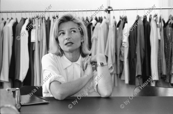 Image of sheet 19900600 photo 3: Portrait Dorothea Vogel, Modedesignerin Mode. ANNEX Avantfashion SA. Kantstr. 15 8044 Zürich für Schweizer Familie mit Cornelia Diethelm, Journalistin. Vor ihren Kleidern am Tisch. Zürich 1990