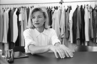 Image of sheet 19900600 photo 4: Portrait Dorothea Vogel, Modedesignerin Mode. ANNEX Avantfashion SA. Kantstr. 15 8044 Zürich für Schweizer Familie mit Cornelia Diethelm, Journalistin. Vor ihren Kleidern am Tisch. Zürich 1990