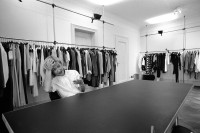 Image of sheet 19900610 photo 16: © 1990, OLIVIA HEUSSLER / www.clic.li
 Dorothée Vogel Modedesignerin Mode Zürich 1990
Swiss fashiondesigner Dorothée Vogel at home, where she is working on her collections. Zürich Schweiz switzerland Designer Fashion Mode