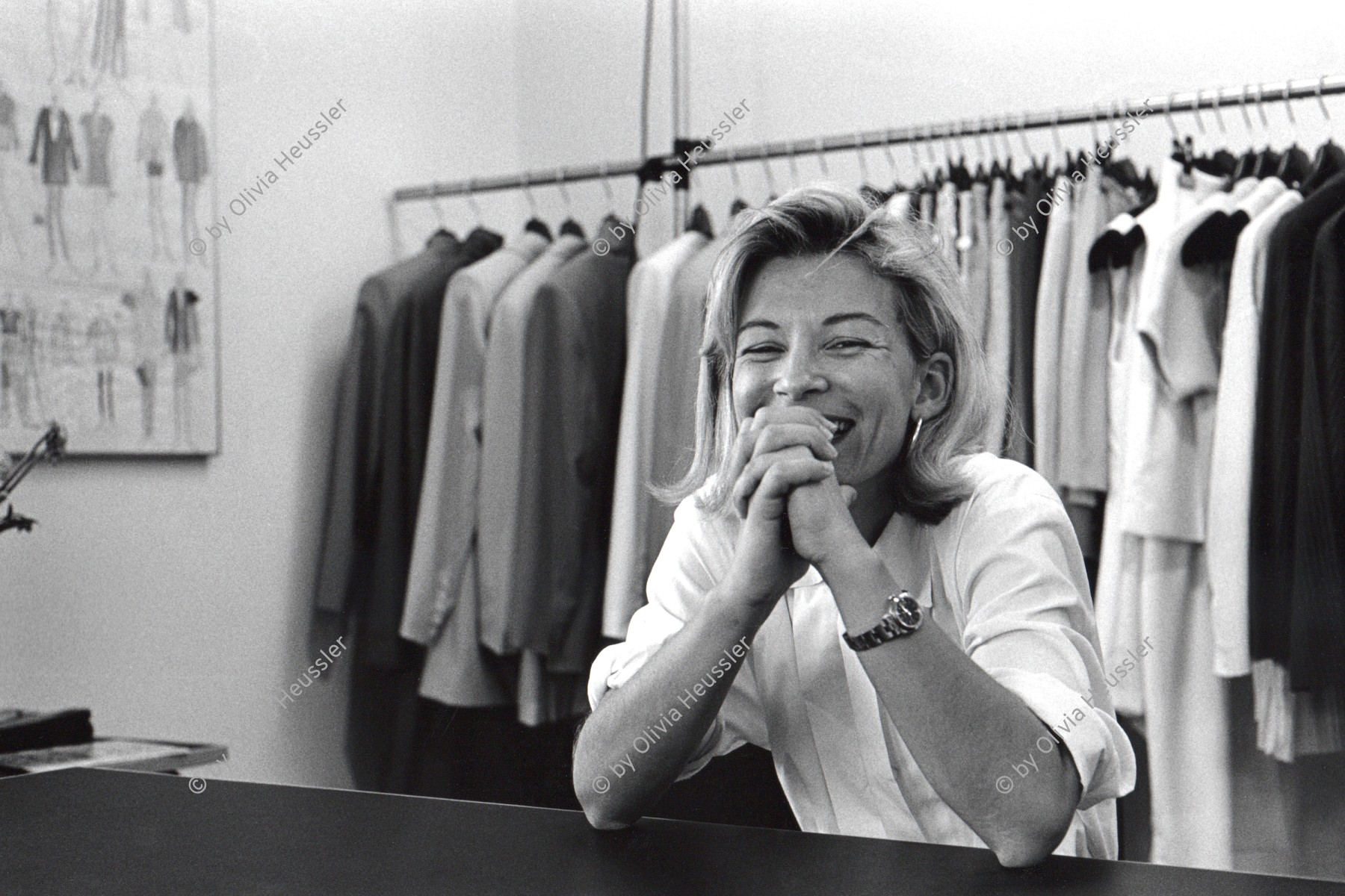 Image of sheet 19900610 photo 19: © 1990, OLIVIA HEUSSLER / www.clic.li
Dorothée Vogel Modedesignerin Mode Zürich 1990
Swiss fashiondesigner Dorothée Vogel at home, where she is working on her collections. Zürich Schweiz switzerland Designer Fashion Mode √