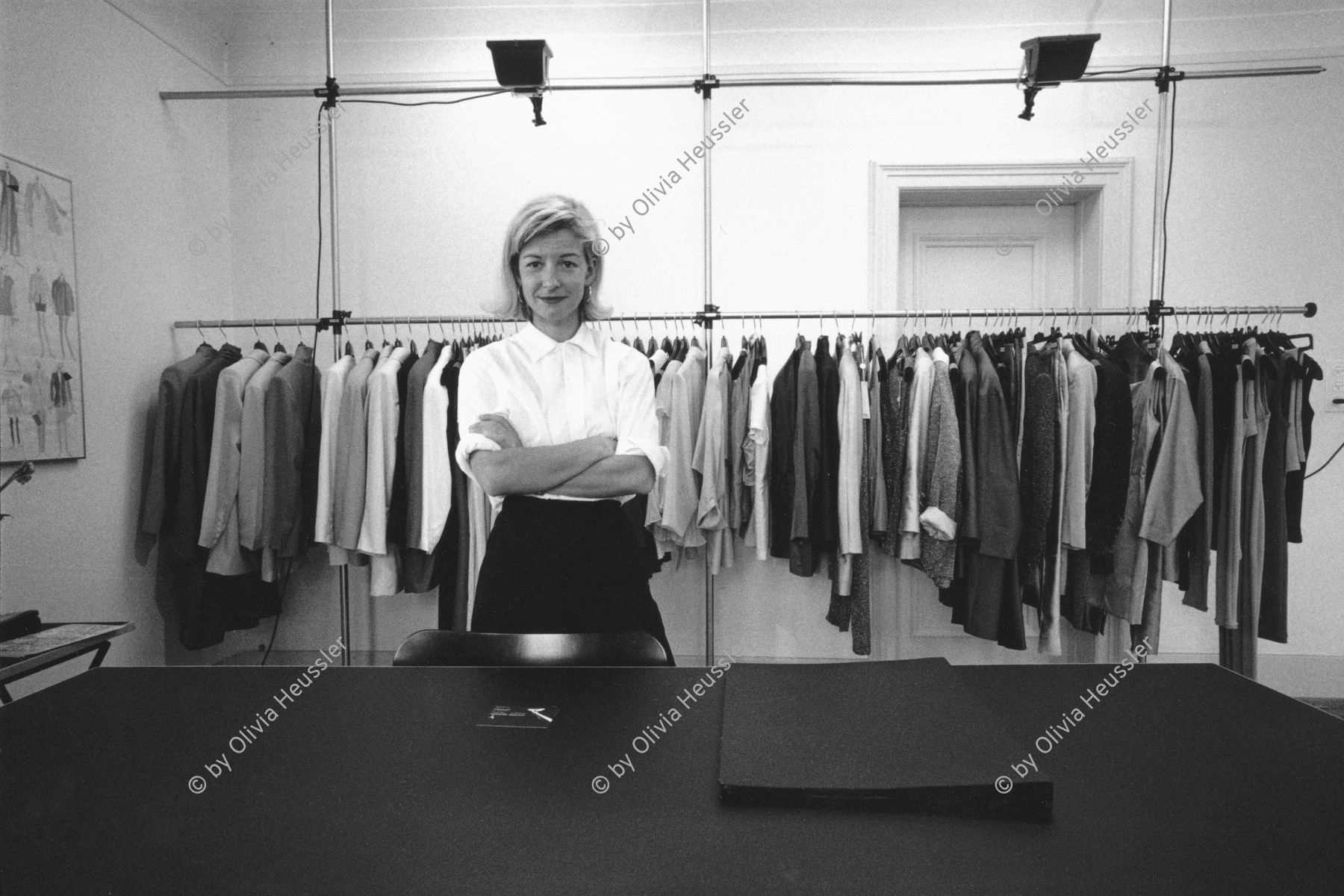 Image of sheet 19900620 photo 31: © 1990, OLIVIA HEUSSLER / www.clic.li
Swiss fashiondesigner Dorothée Vogel at home, where she is working on her collections. Zürich Schweiz switzerland 1990 √ Designer Fashion Mode