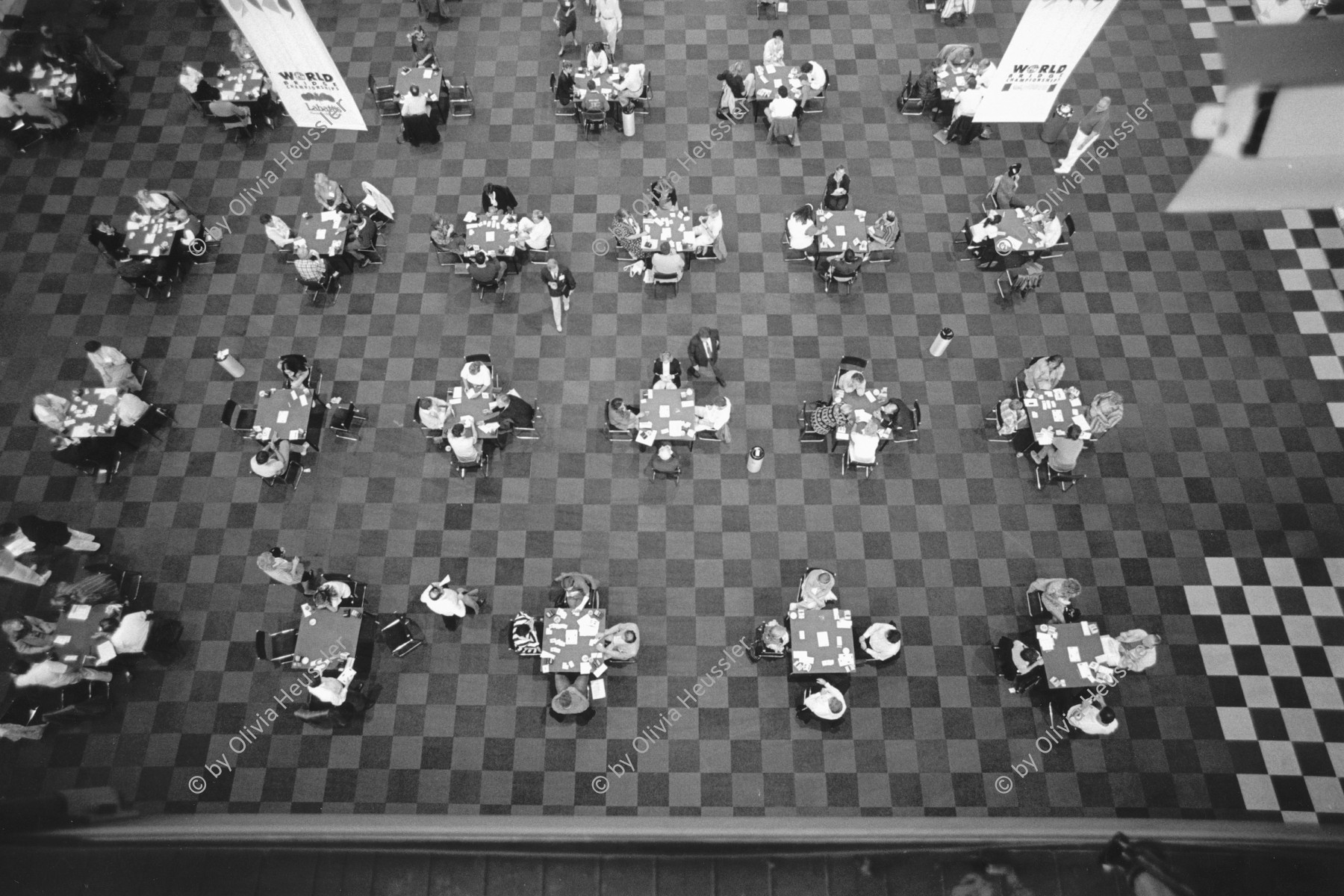 Image of sheet 19900630 photo 12: Bei den Bridge Weltmeisterschaften 1990 in Genf. Schweiz. Suisse Geneva 1990 √
World champion ship 
People sitting on tables to play cards.