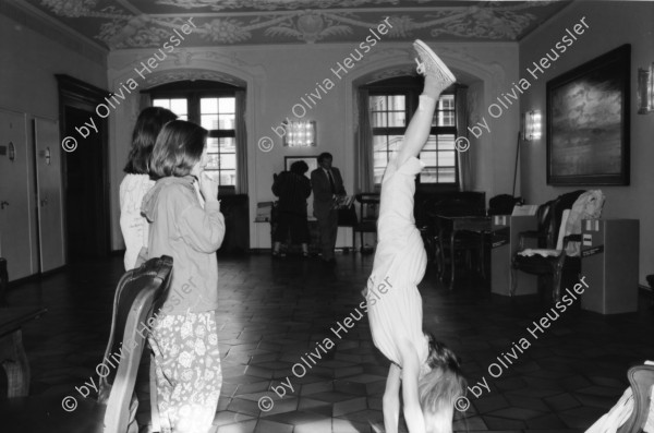 Image of sheet 19900640 photo 3: Petitionsübergabe für Verkehrsberuhigung am Erismannhof an Stadtrat Aeschbacher im Rathaus Zürich. 'Aktion Leben im Hof' vier Mädchen: Alma Rumpke, Iris Zoe Schlepfer, Jessica Fischer, Lea Schaltenbrand.