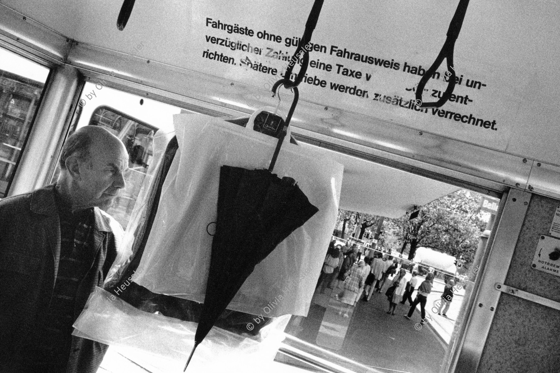 Image of sheet 19900660 photo 13: Mann in Strassenbahn mit aufgehängter Garderobe und Regenschirm, Zürich 1990. public transport street car. Schweiz Swiss Switzerland  √
Plastiksack und Regenschirm. Mann Tram Nr. 4 vier man public transport VBZ