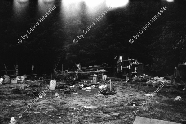 Image of sheet 19900660 photo 2: Ende der Besetzung Camp, des Protest gegen den Waffenplatz in Neuchlen Anschwilen. Die Holzplastik steht alleine da. Filmtram.