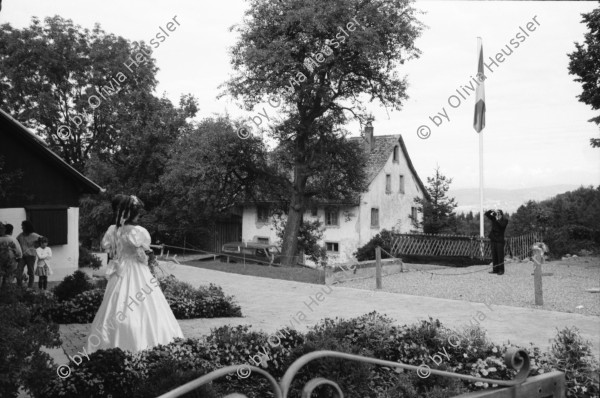 Image of sheet 19900670 photo 19: Nachtessen mit Lookat Photographen im Erismannhof 12. Jean Pascal Imsand, Sabina, Felix v. Muralt, Rogé Wehrli, Yasmine Burri, Manuel Baur, Niki Aebi, Tomo Muscionico, Thomas Kern, Olivia Heussler etc. Magnum Ausstellung Kunsthaus Zürich, Junkie Bus Heimplatz. Portrait Daniel Waldner, Dewe Recomanded Records. Rec Rec Nach seiner Leisten operation auf dem Uetliberg. Hochzeit. und CH er Fahne. RecRec Music was a Swiss independent record label created in 1983 by Daniel Waldner. The label was modeled on, and affiliated to, the British independent record label Recommended Records, but remained financially independent. The label went bankrupt in 1997 after the death of Waldner in 1995. Zürich 1990
Im Bührle Haus Friedensgasse, besetzt.
EX-DDR Alexanderplatz. Berlin. Romni Roma verkaufen Waren auf dem (und Polen) Schwarzmarkt. Alexanderplatz. Noch DDR GDR Deutsche Demokratische Republik