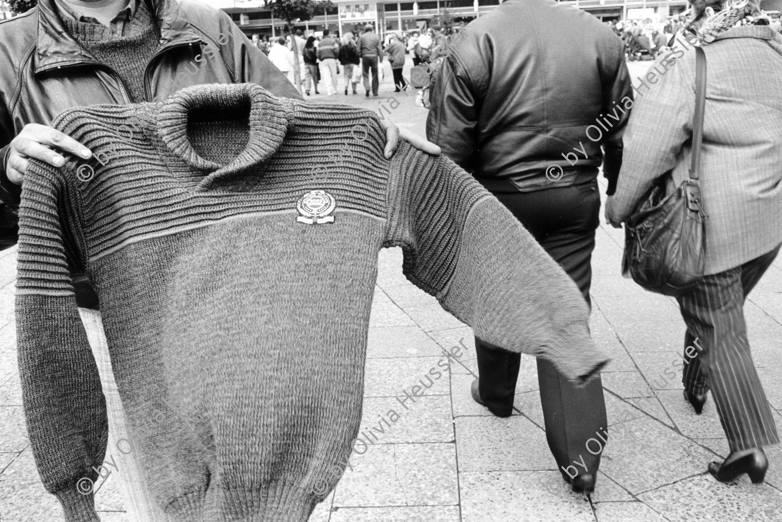 Image of sheet 19900670 photo 31: Berlin. 1990
Polenmarkt √
Blackmarket Germany Berlin Alexanderplatz market 
Romni Roma verkaufen Waren auf dem (und Polen) Schwarzmarkt. Alexanderplatz. Noch DDR GDR Deutsche Demokratische Republik