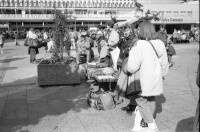 Image of sheet 19900670 photo 32: Nachtessen mit Lookat Photographen Tomo Muscionico, Thomas Kern, Olivia Heussler, Jean Pascal Imsand, Sabina Scullari und Rogé Wehrli, Zürich 1990.
FotografIn unbekannt.