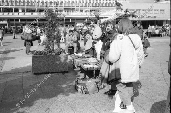 Image of sheet 19900670 photo 32: Nachtessen mit Lookat Photographen Tomo Muscionico, Thomas Kern, Olivia Heussler, Jean Pascal Imsand, Sabina Scullari und Rogé Wehrli, Zürich 1990.
FotografIn unbekannt.