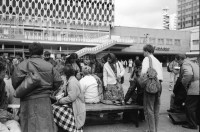 Image of sheet 19900670 photo 33: Nachtessen mit Lookat Photographen Tomo Muscionico, Thomas Kern, Olivia Heussler, Jean Pascal Imsand, Sabina Scullari und Rogé Wehrli, Zürich 1990.
FotografIn unbekannt.