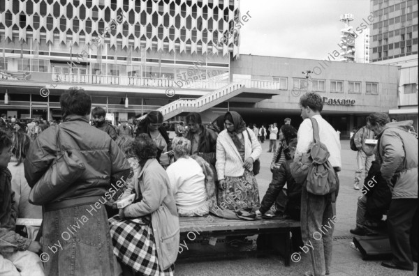 Image of sheet 19900670 photo 33: Nachtessen mit Lookat Photographen Tomo Muscionico, Thomas Kern, Olivia Heussler, Jean Pascal Imsand, Sabina Scullari und Rogé Wehrli, Zürich 1990.
FotografIn unbekannt.