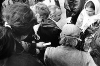 Image of sheet 19900670 photo 36: Schwarzmarkt am Alexanderplatz in Berlin. 1990 Romani Germany DDR Market black Blackmarket √ GDR