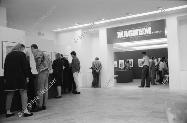 Image of sheet 19900670 photo 8: Nachtessen mit Lookat Photographen im Erismannhof 12. Jean Pascal Imsand, Sabina, Felix v. Muralt, Rogé Wehrli, Yasmine Burri, Manuel Baur, Niki Aebi, Tomo Muscionico, Thomas Kern, Olivia Heussler etc. Magnum Ausstellung Kunsthaus Zürich, Junkie Bus Heimplatz. Portrait Daniel Waldner, Dewe Recomanded Records. Rec Rec Nach seiner Leisten operation auf dem Uetliberg. Hochzeit. und CH er Fahne. RecRec Music was a Swiss independent record label created in 1983 by Daniel Waldner. The label was modeled on, and affiliated to, the British independent record label Recommended Records, but remained financially independent. The label went bankrupt in 1997 after the death of Waldner in 1995. Zürich 1990
Im Bührle Haus Friedensgasse, besetzt.
EX-DDR Alexanderplatz. Berlin. Romni Roma verkaufen Waren auf dem (und Polen) Schwarzmarkt. Alexanderplatz. Noch DDR GDR Deutsche Demokratische Republik