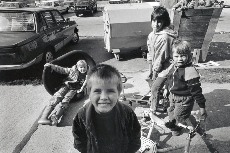 Image of sheet 19900680 photo 2: Kinder spielen in der Satellitenstadt an der Rhinstrasse, Berlin-Marzahn 1990. 
Children playing in a tipical  Eastgerman Neighbourhood.