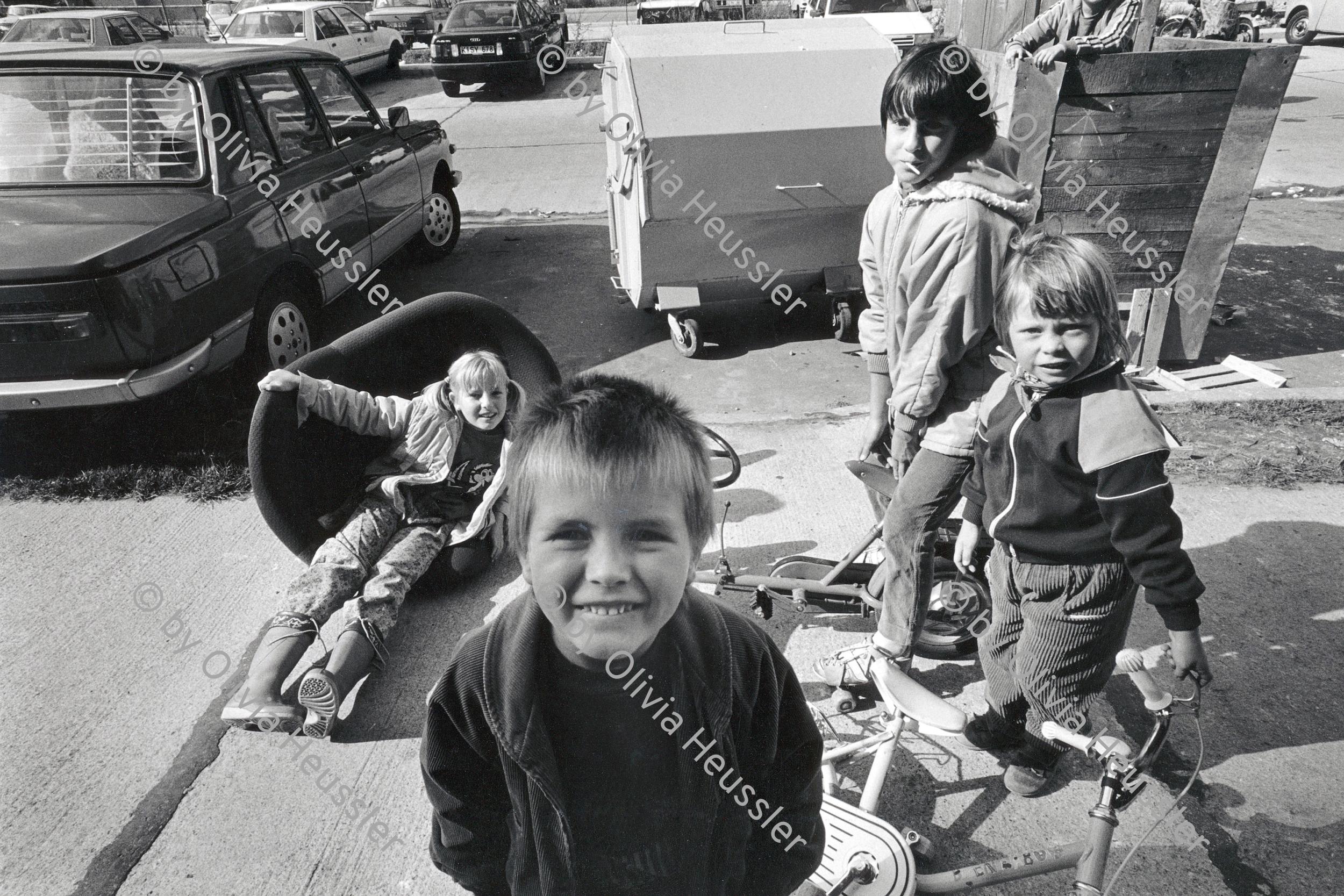 Image of sheet 19900680 photo 2: Kinder spielen in der Satellitenstadt an der Rhinstrasse, Berlin-Marzahn 1990. 
Children playing in a tipical  Eastgerman Neighbourhood.