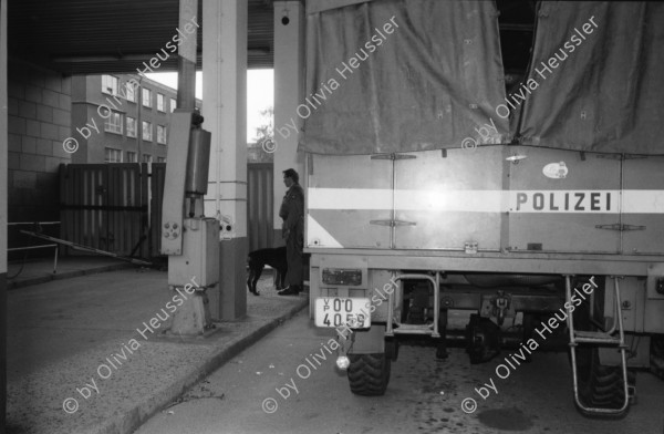 Image of sheet 19900680 photo 21: Kinder spielen in der Satellitenstadt an der Rhinstrasse, Berlin-Marzahn 1990. 
Children playing in a tipical  Eastgerman Neighbourhood. 
© 1990, by OLIVIA HEUSSLER / www.clic.li