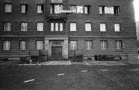 Image of sheet 19900680 photo 23: Kinder spielen in der Satellitenstadt an der Rhinstrasse, Berlin-Marzahn 1990. 
Children playing in a tipical  Eastgerman Neighbourhood. 
© 1990, by OLIVIA HEUSSLER / www.clic.li