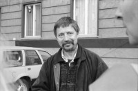 Image of sheet 19900680 photo 28: Wolf Biermann vor dem Stasi-Gebäude, Berlin Deutschland 1990. Karl Wolf Biermann (born 15 November 1936) is a German singer-songwriter and former East German dissident. DDR Protest