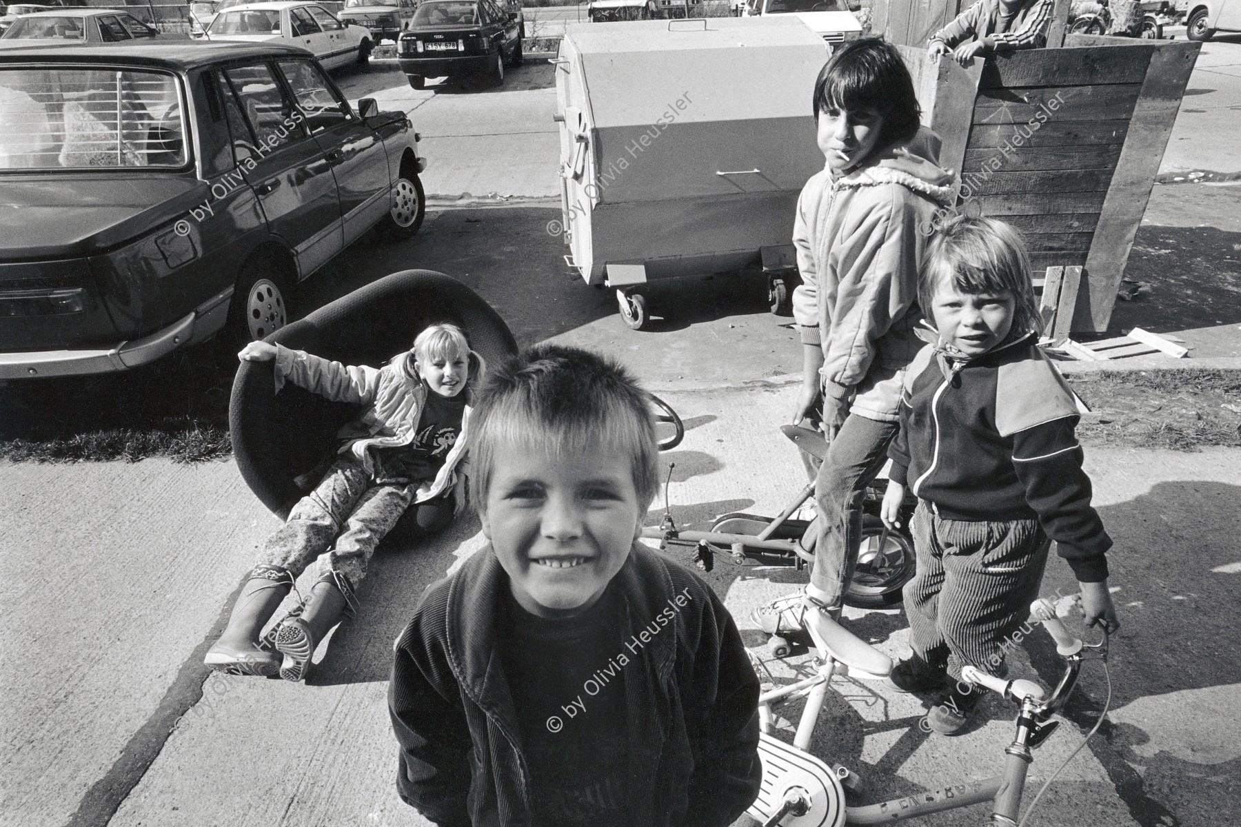 Image of sheet 19900680 photo 2: Kinder spielen in der Satellitenstadt an der Rhinstrasse, Berlin-Marzahn 1990. 
Children playing in a tipical  Eastgerman Neighbourhood. 
© 1990, by OLIVIA HEUSSLER / www.clic.li