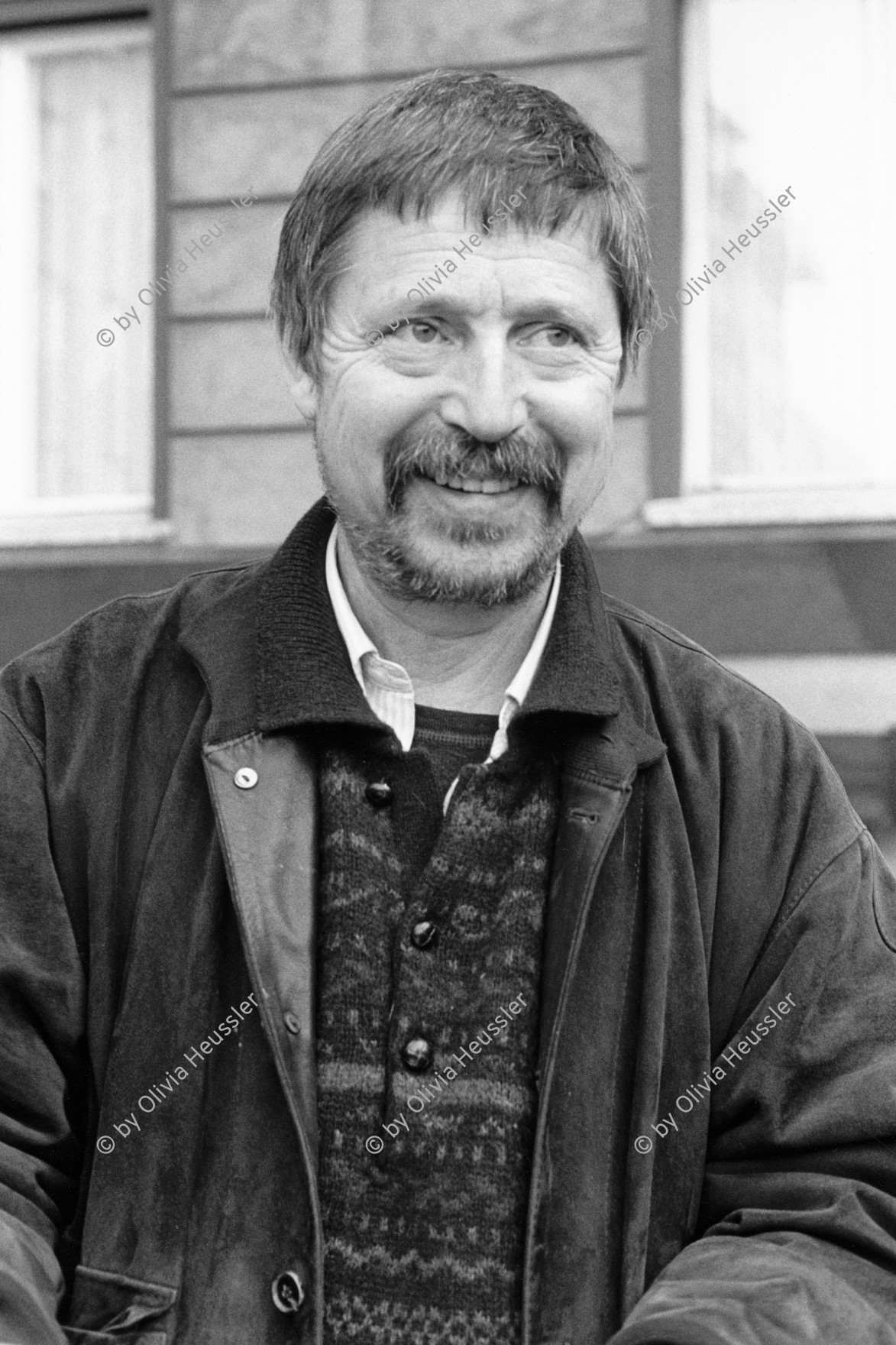 Image of sheet 19900680 photo 31: Wolf Biermann vor dem Stasi-Gebäude, Berlin Deutschland 1990. Karl Wolf Biermann (born 15 November 1936) is a German singer-songwriter and former East German dissident. DDR Protest