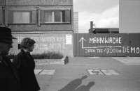 Image of sheet 19900680 photo 4: Protest vor dem Gebäude der Staatssicherheit Stasi an der Magdalenenstrasse, Berlin 1990. 
Mahnwache Auswahl
