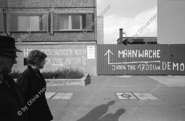 Image of sheet 19900680 photo 4: Protest vor dem Gebäude der Staatssicherheit Stasi an der Magdalenenstrasse, Berlin 1990. 
Mahnwache Auswahl