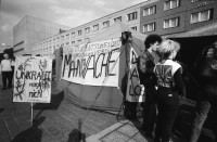 Image of sheet 19900680 photo 7: Mit Alex Grass (Echo der Zeit, Radioreporter DRS 1) besuchte ich die Beratungsstelle für Vietnamesische ArbeitnehmerInnen in Berlin Marzahn. Rhinstrasse Nguyen Luu Huong Quang gab uns ein Gespräch. Das Gebäude der Stasi an der Magdalenenstrasse wurde unter Anführung von Wolf Biermann besetzt. Berlin Ost-Berlin Ost Deutschland  GDR DDR 1990