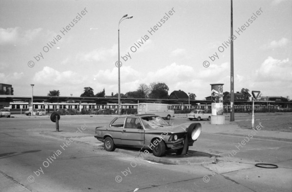 Image of sheet 19900681 photo 25: Carlo Edi Hebeisen Kanzleiturnhalle Nachts. Ost Berlin DDR GDR Alexanderplatz. S-Bahnhof. BMW Total Schaden Unfall. Trabant. In der Beratungsstelle für Vietnamesische Arbeitnehmer Innen, Nguyen Luu Huong Quang, mit seiner Tochter. 1143 Berlin Marzahn Schorfheidestr. 6/0203. Postadresse: Tamara Hentschel (Beyreiss) Belziger Ring 21/0604 1143 Berlin Marzahn Nord. Berlin former GDR
 engl.
Nguyen Luu Huong Quang is sitting in his information office for Vietnamese workers in East Germany. Quang built up this information office without any help from the East-German state. Apart from this job he is also a considerate father and looks after his daughter.