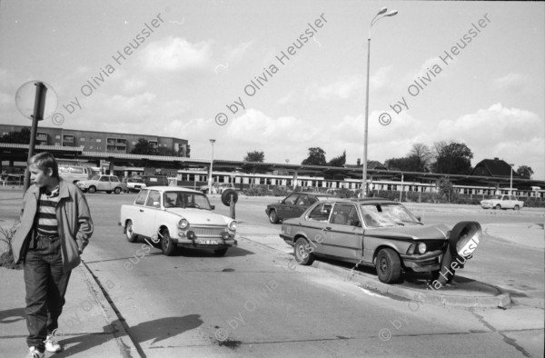 Image of sheet 19900681 photo 26: Total Schaden nach Unfall mit BMW, Berlin 1990. 
Fahrzeug Trabant