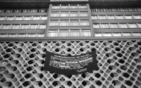 Image of sheet 19900690 photo 13: Besetzung des Staatsicherheitsgebäudes an der Magdalenenstrasse, in Berlin durch Wolf Biermann etc. Protestlesung. 

Karl Wolf Biermann (* 15. November 1936 in Hamburg) ist ein deutscher Liedermacher und Lyriker. Er übersiedelte 1953 in die DDR und veröffentlichte ab 1960 erste Lieder und Gedichte. Gegen den scharfen Kritiker der DDR-Parteidiktatur wurde 1965 ein totales Auftritts- und Publikationsverbot verhängt. 1976 wurde er ausgebürgert und ging nach Hamburg zurück. Die Ausbürgerung Biermanns löste in Ost- und Westdeutschland große Proteste aus. Seine Gedichtbände zählen zu den meistverkauften der deutschen Nachkriegsliteratur. Biermann wurde mit allen großen Literaturpreisen Deutschlands geehrt.


Gespräche mit Funktionären aus dem Westen frisch importiert, im ehemaligen  Reichsluftfahrtministerium an der Leibzigerstrasse. Das Reichsluftfahrtministerium (RLM) war ein Ministerium in der Zeit des Dritten Reichs. Für dieses Ministerium wurde 1935 ein monumentales Bürogebäude in Berlin errichtet, das seit 1992 Detlev-Rohwedder-Haus heißt und heute Sitz des Bundesministeriums der Finanzen ist. Mann mit Transparent Fahne vor Polizei. Nr. 36 Rainer Simmang Waldemar Schmidt Str. 75 Berlin 1153, jüngerer der Beiden. Büro.